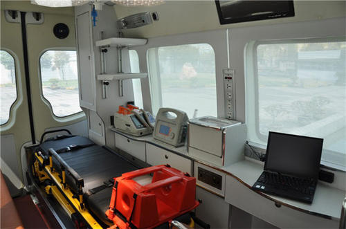 南澳县救护车内部